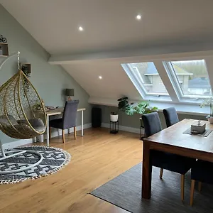  Vakantiehuis Peaceful Close To Airport With Parking België
